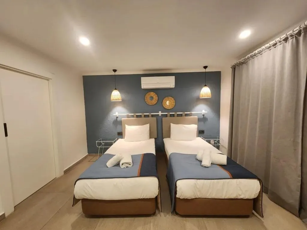 Room THREE BEDS Room, ParkHotel Rooms & Apart, Antalya