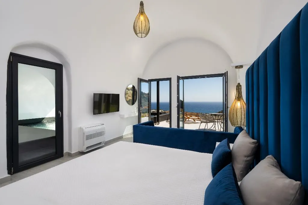 SUITE WITH PRIVATE POOL Room, Palm Island Suites, Santorini