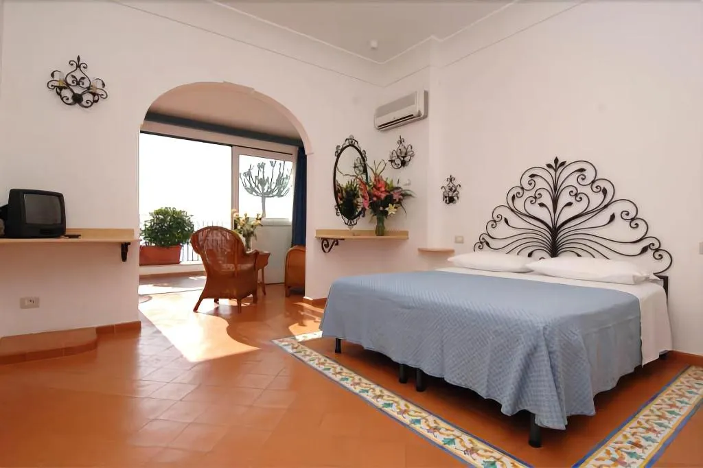 Room, Pupetto, Naples