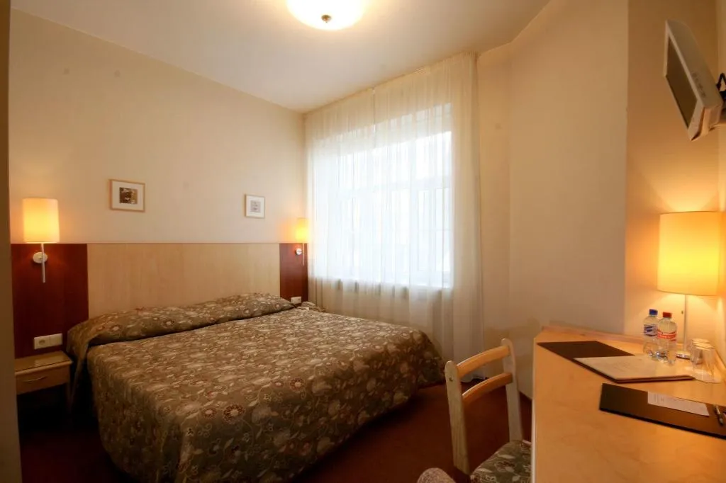 Room, Edvards, Riga