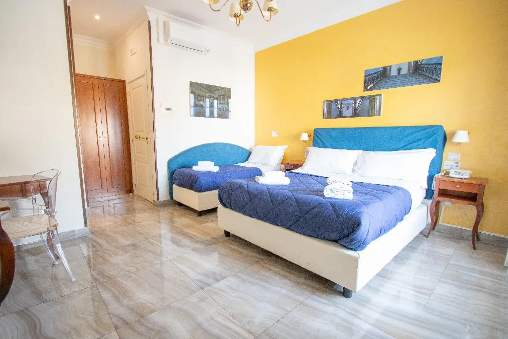 TRIPLE SUPERIOR Room, Ostello Bello Napoli, Naples
