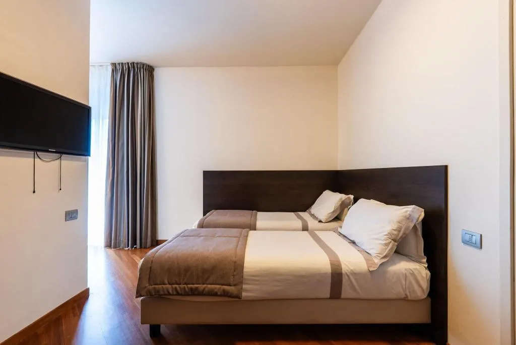 QUADRUPLE KING BED ONE BEDROOM  Room, Hotel Como, Milan