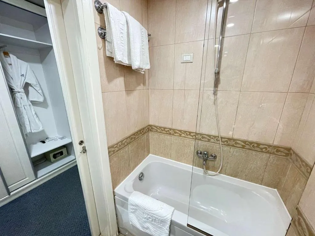 JUNIOR SUITE CAPACITY 4 Room, Adriatik Hotel BW Premier Collection, Durres