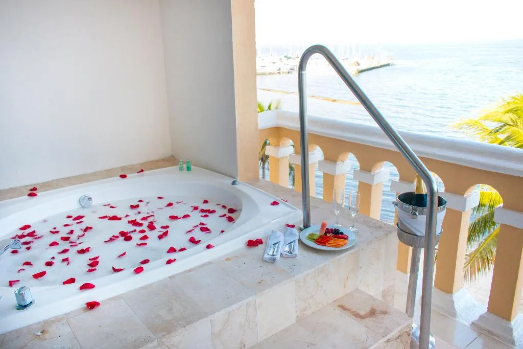 SUITE WITH JACUZZI Room, All Ritmo Cancun Resort & Water Park, Cancun Area