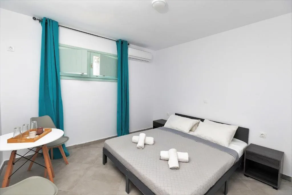 TRIPLE DELUXE WITH TERRACE Room, White Element, Santorini
