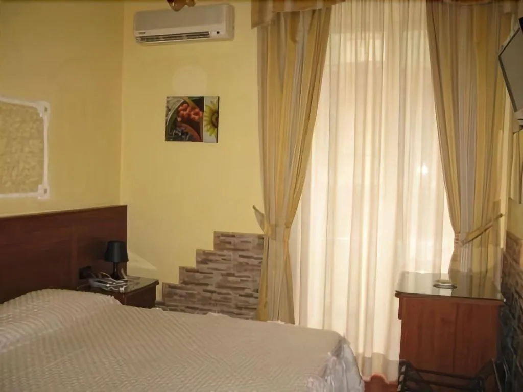 Room, Pensione Enea, Naples