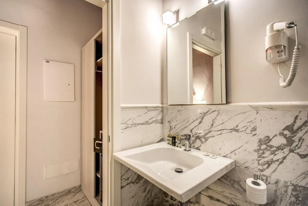 DOUBLE BUSINESS QUEEN BED Room, Boston, Florence