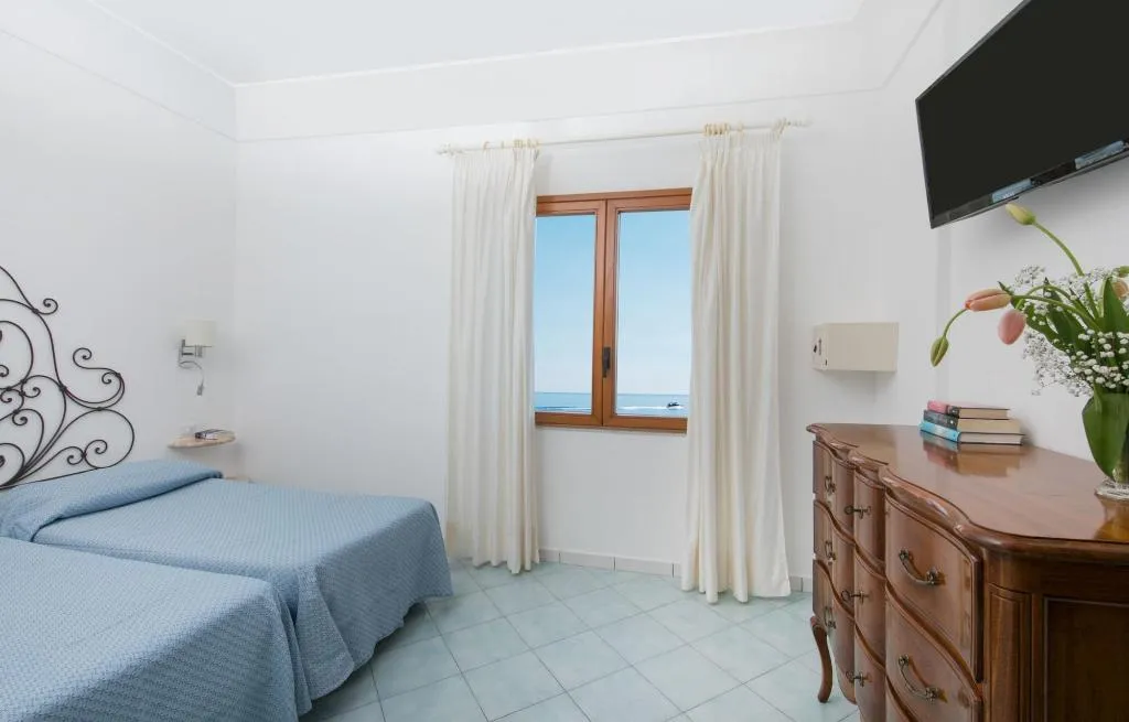 Room, Pupetto, Naples