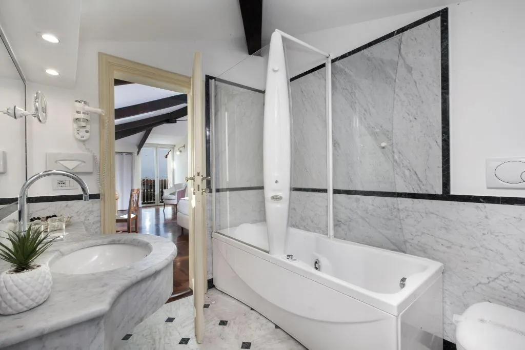 DOUBLE DELUXE WITH JACUZZI Room, Relais Villa Savarese, Naples