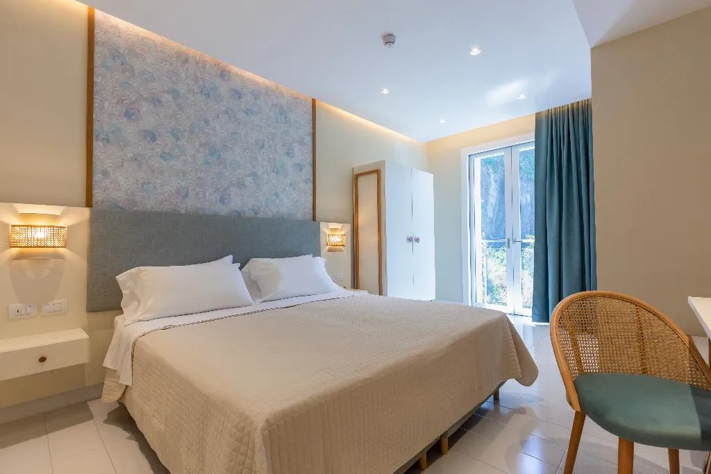 JUNIOR SUITE ONE BEDROOM ONE BATHROOM Room, Giosue' a Mare, Naples