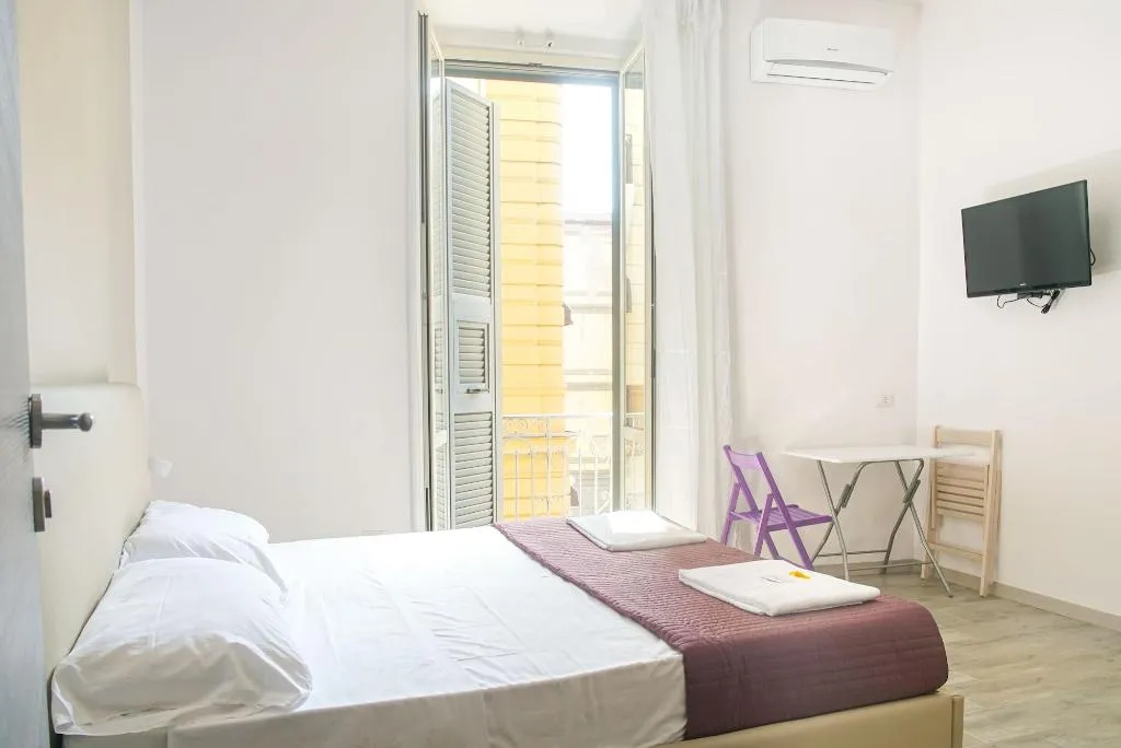 Room, B&B Università, Naples
