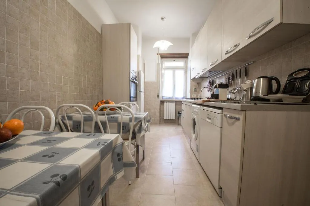 Room, Desiderio Di Roma, Naples