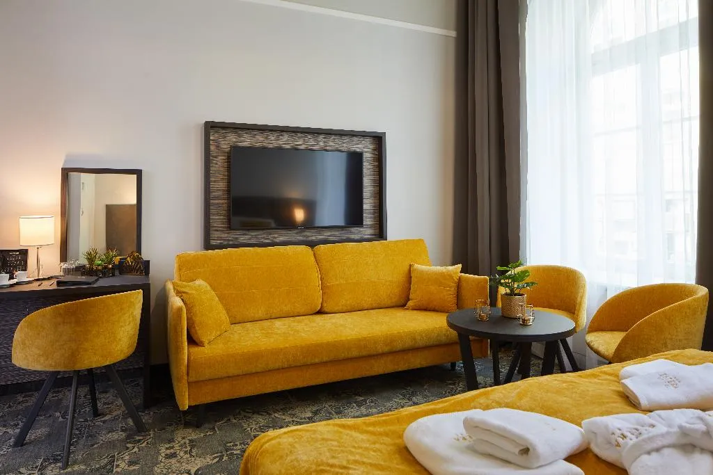 TRIPLE SUPERIOR Room, Hotel Estera, Krakow