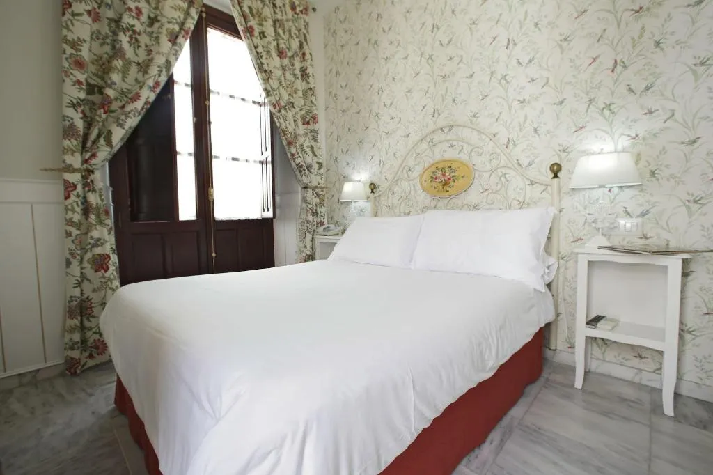 Room, Puerta de Sevilla, Seville
