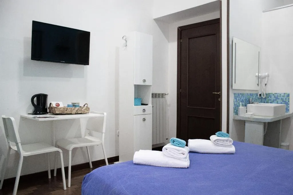 Room, Pomodoro B&B, Naples
