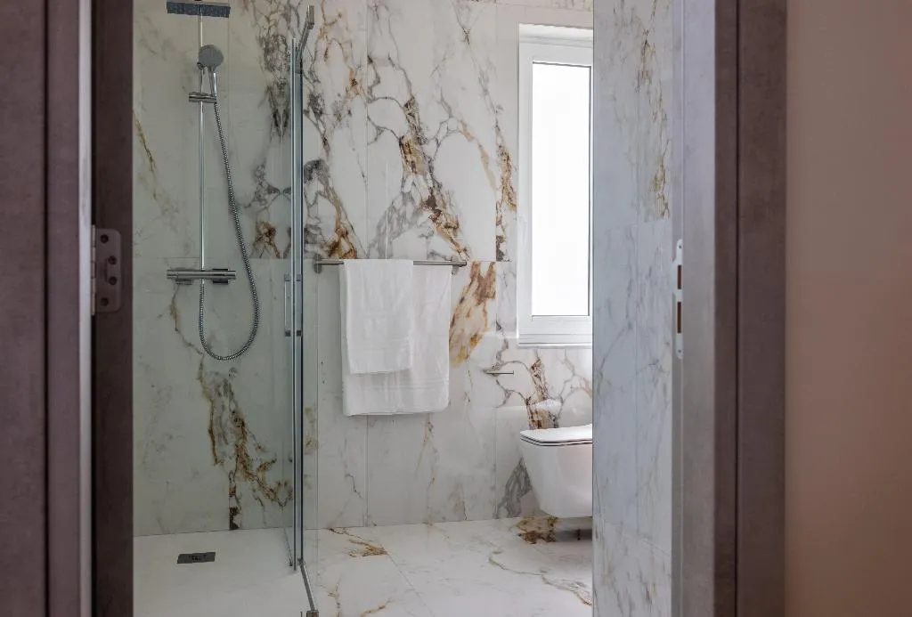 SUITE WITH JACUZZI Room, C'est La Vie Boutik Swieqi, Malta