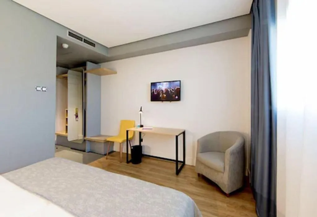 DOUBLE QUEEN SIZE BED Room, Porcel Aida, Madrid