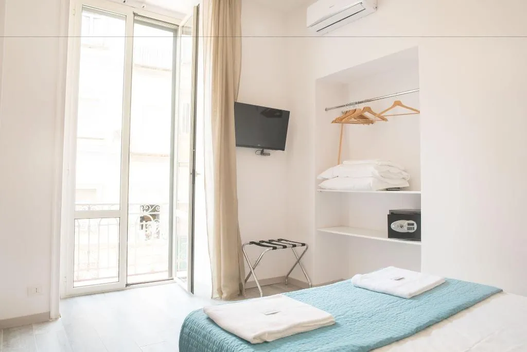 Room, B&B Università, Naples