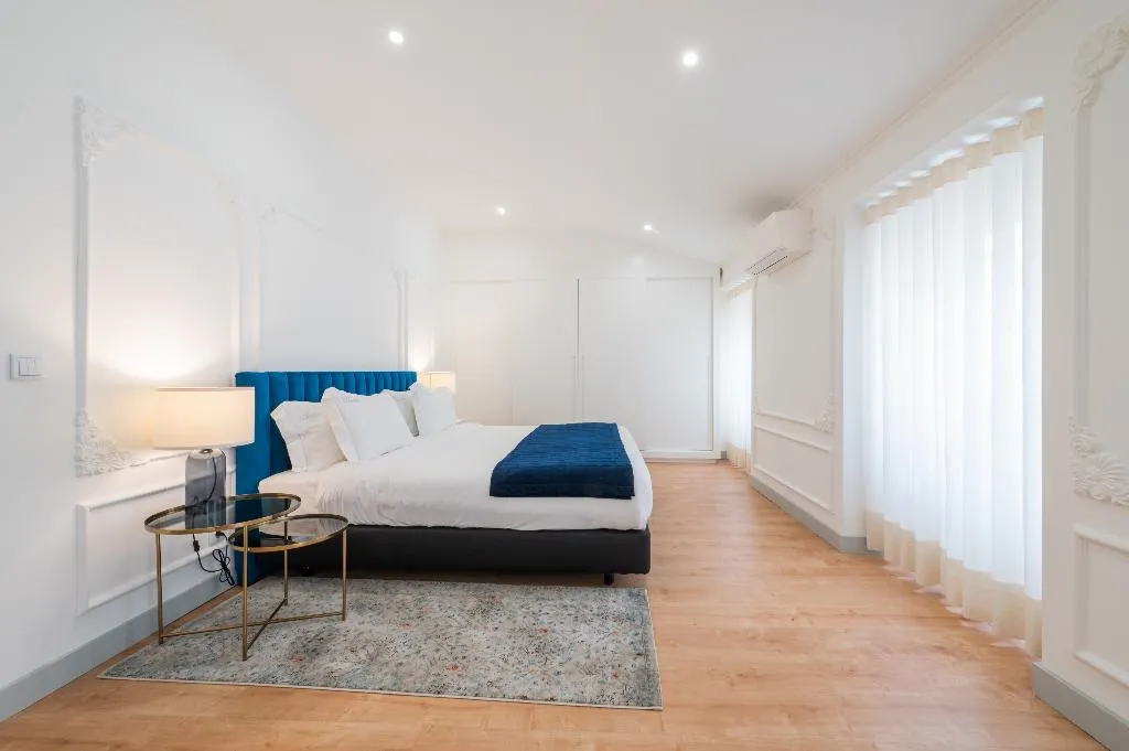 APARTMENT PENTHOUSE Room, Via Augusta 129, Lisbon