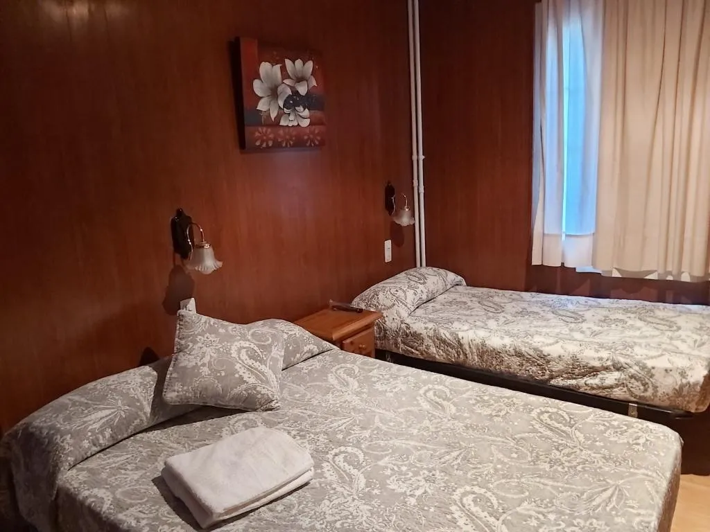 Double or Twin CAPACITY 3 Room, Hostal Porta De Nuria, Barcelona