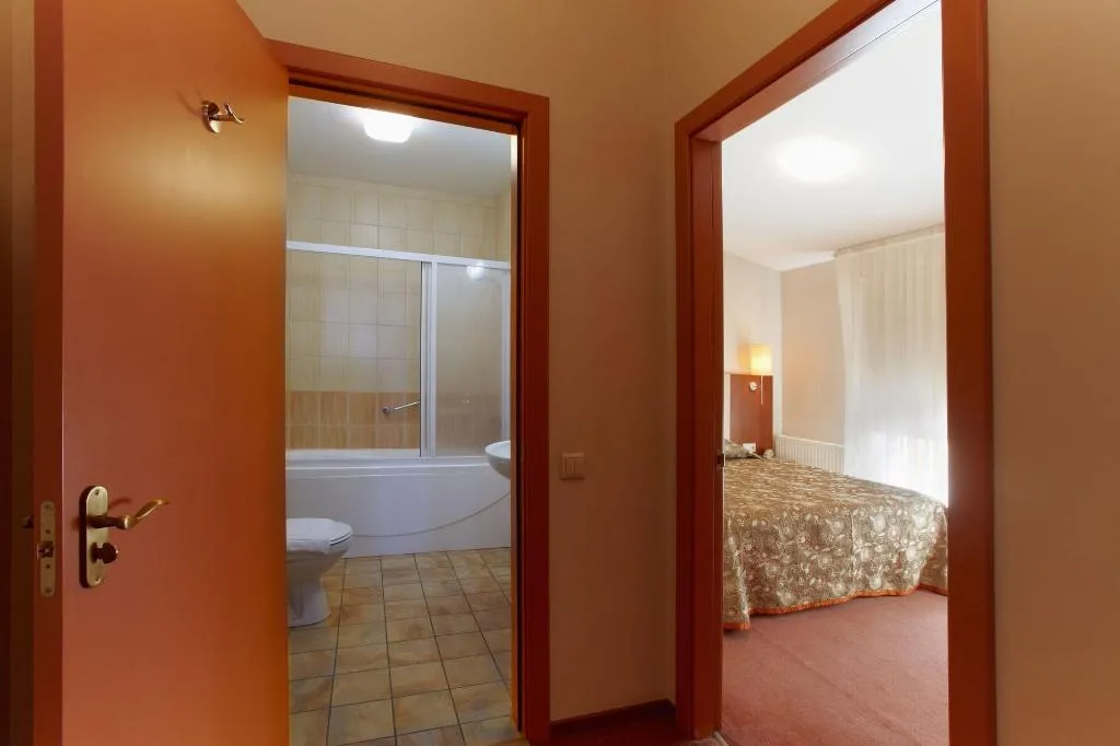 Room, Edvards, Riga
