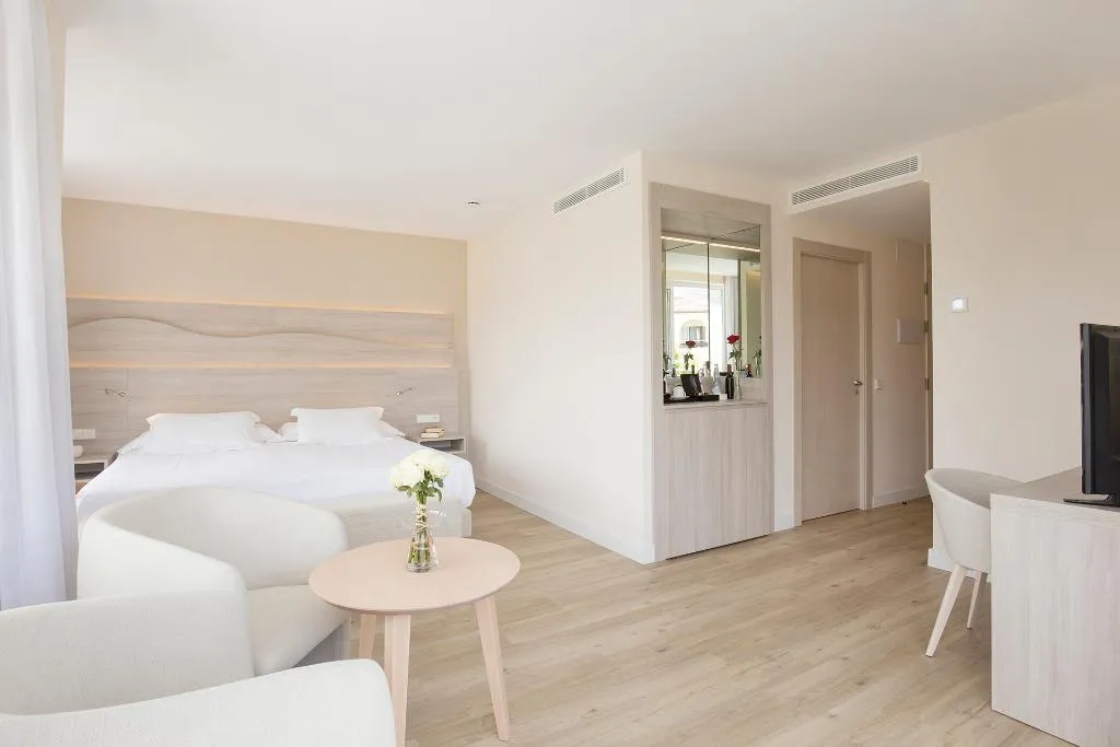 SUITE WITH JACUZZI Room, Canyamel Park Hotel & Spa, Majorca