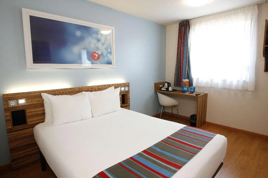 DOUBLE CAPACITY 1 Room, Travelodge Barcelona Poblenou, Barcelona