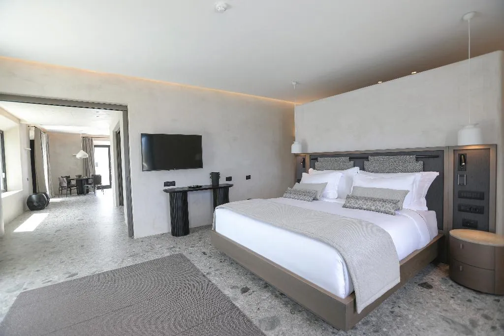 SUITE WITH PRIVATE POOL Room, Aeonic Suites & Spa, Mykonos