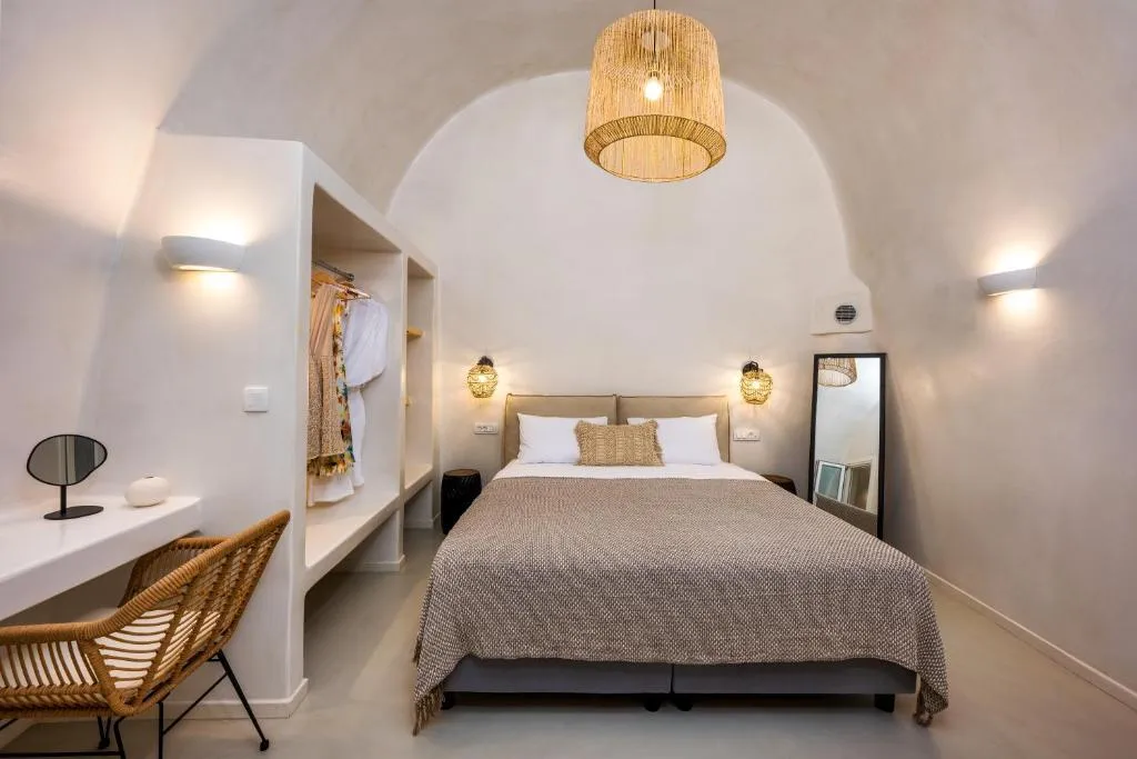 SUITE KING BED WITH JACUZZI Room, Hill Suites Santorini, Santorini