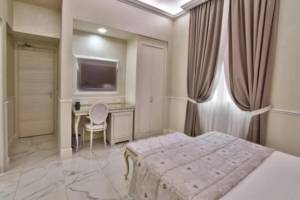 DOUBLE DELUXE QUEEN BED Room, The Moon Boutique Hotel, Florence