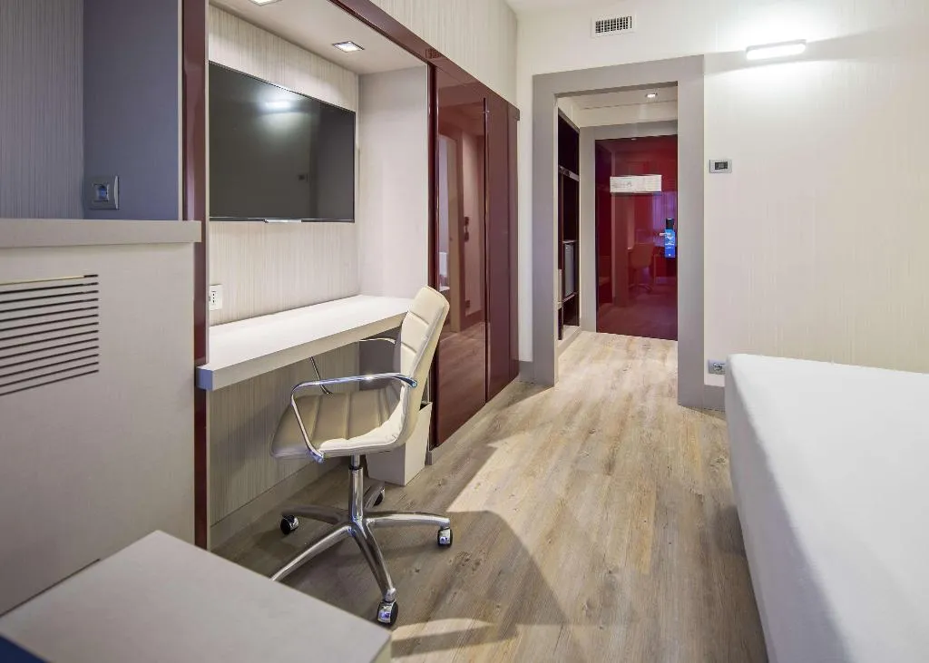 SINGLE STANDARD Room, NH Milano Congress Centre, Milan