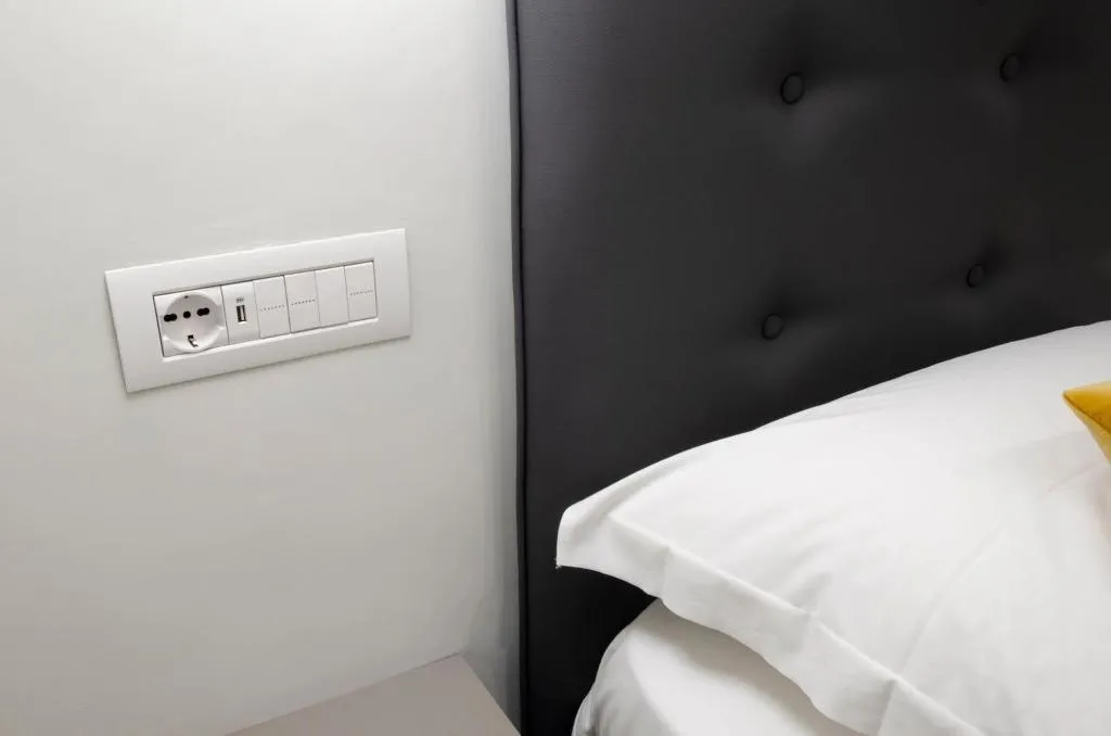Room, Napoli Svelata, Naples