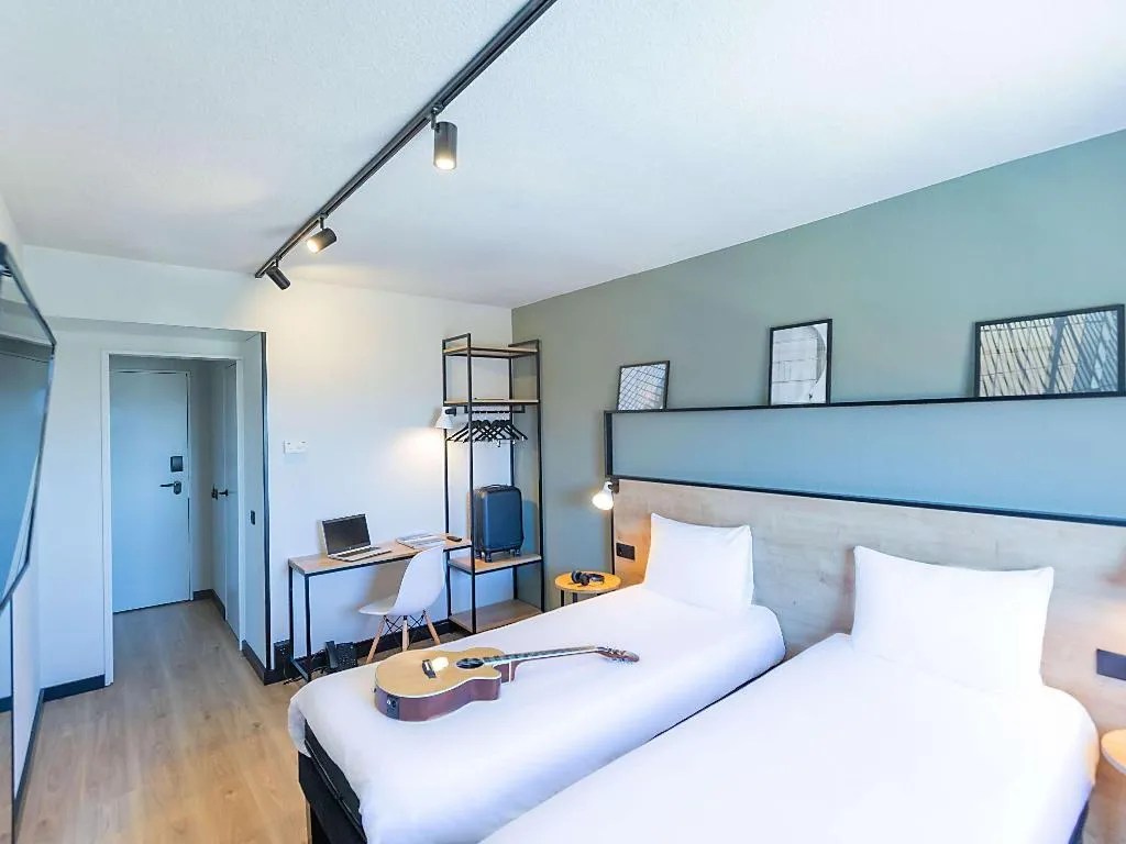 TWIN STANDARD Room, Ibis Braganca, Porto