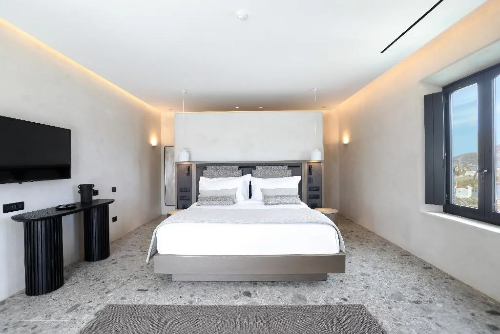 SUITE WITH PRIVATE POOL Room, Aeonic Suites & Spa, Mykonos