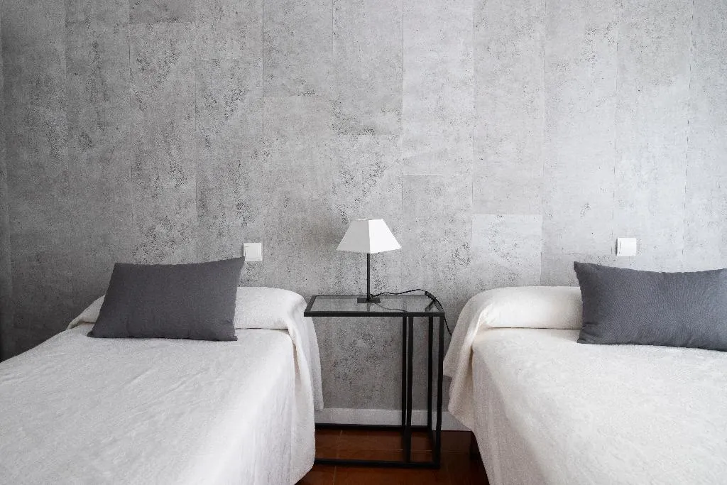 Room, Tokio, Madrid