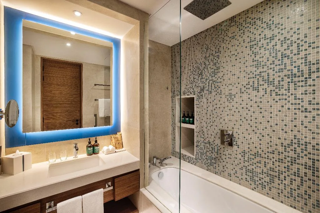 SUITE KING BED ONE BEDROOM  Room, Tumbi Ht Dubai The Palm, Tapestry Collec by Hilton, Dubai