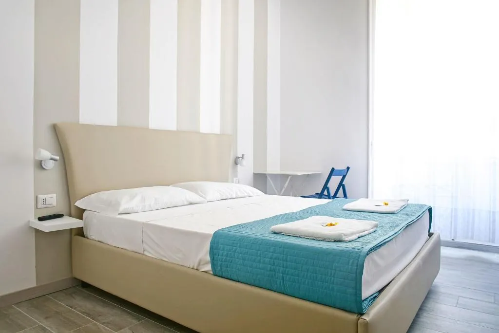 Room, B&B Università, Naples