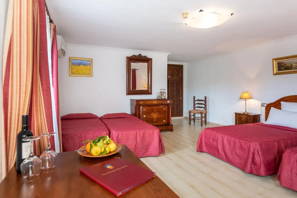 FAMILY ROOM WITH TERRACE Room, Hotel Rural Predio Son Serra, Majorca