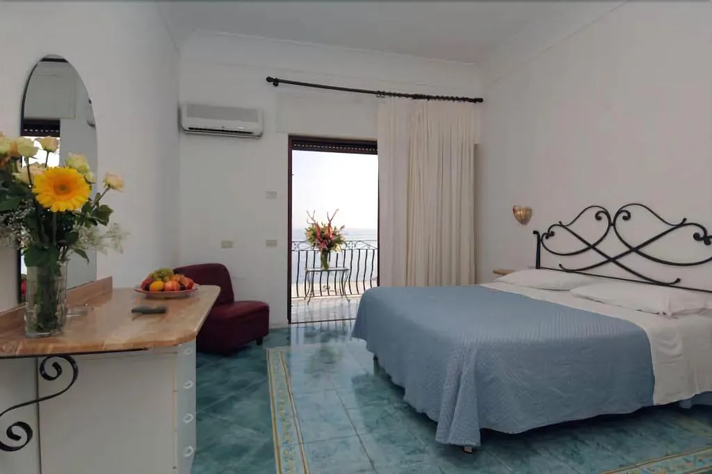 Room, Pupetto, Naples