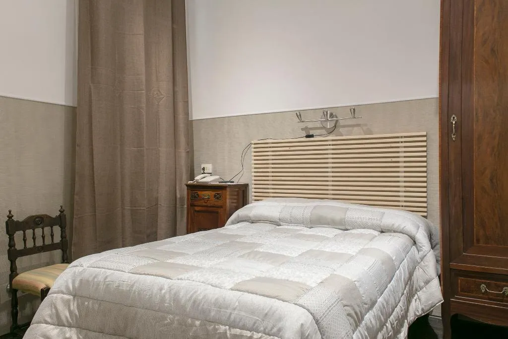 SINGLE WITH SHARED BATHROOM Room, Loggia Fiorentina, Florence