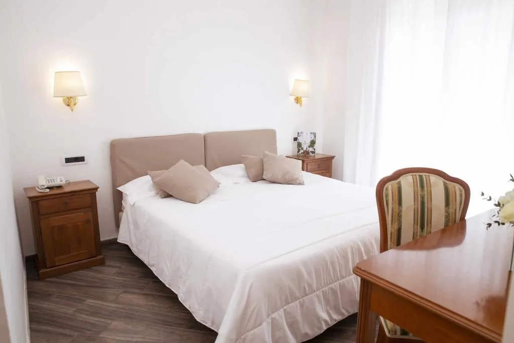 DOUBLE GARDEN VIEW ONE BEDROOM Room, Villa Donna Carmela, Naples