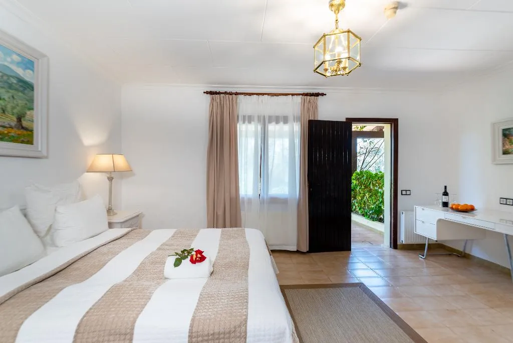 FAMILY ROOM WITH TERRACE Room, Hotel Rural Predio Son Serra, Majorca