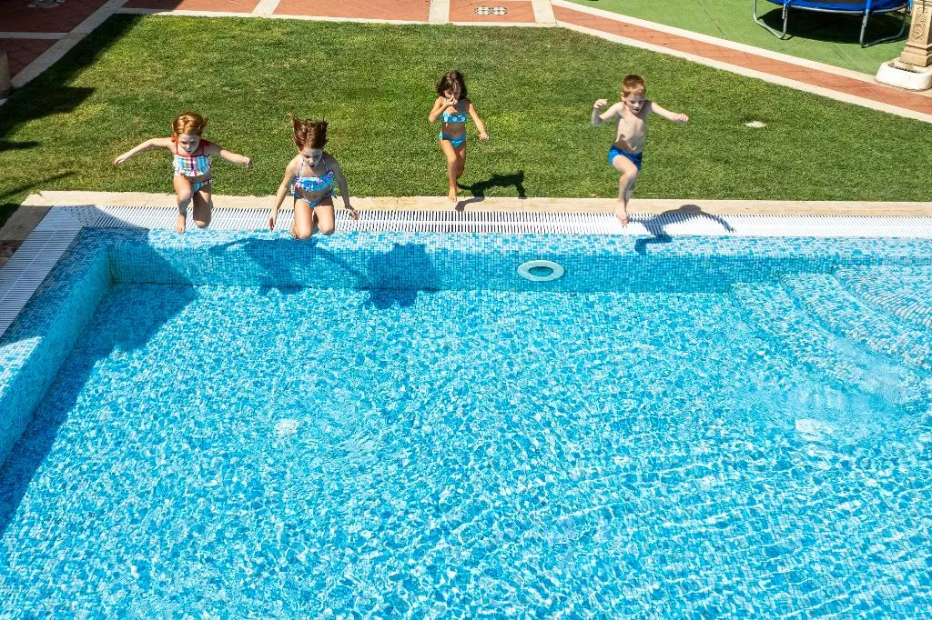 Pool, Punta Nord-Est, Palermo