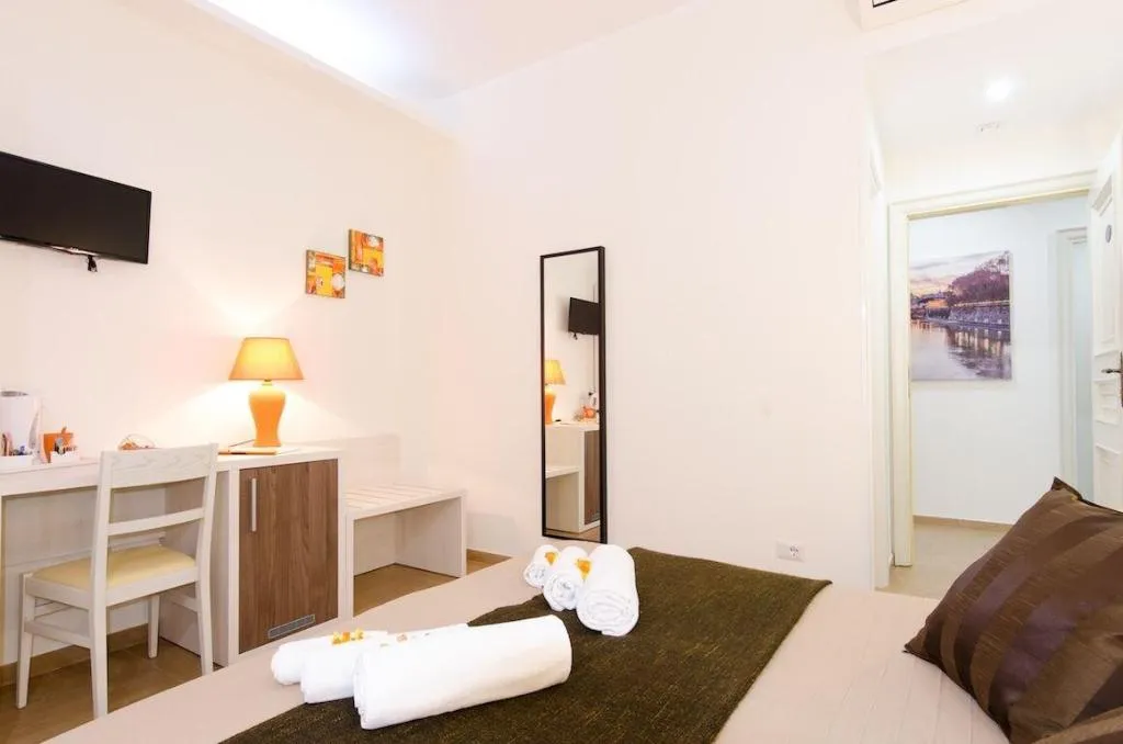 Room, Gemme Di Roma, Naples