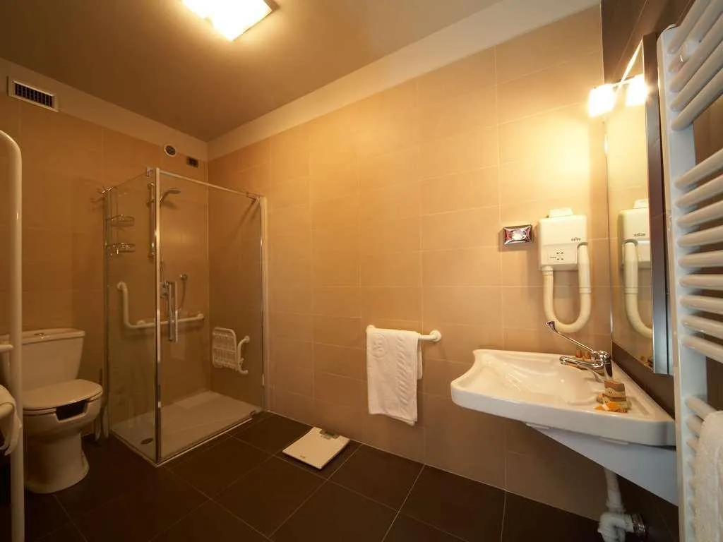 Room, Montini, Milan
