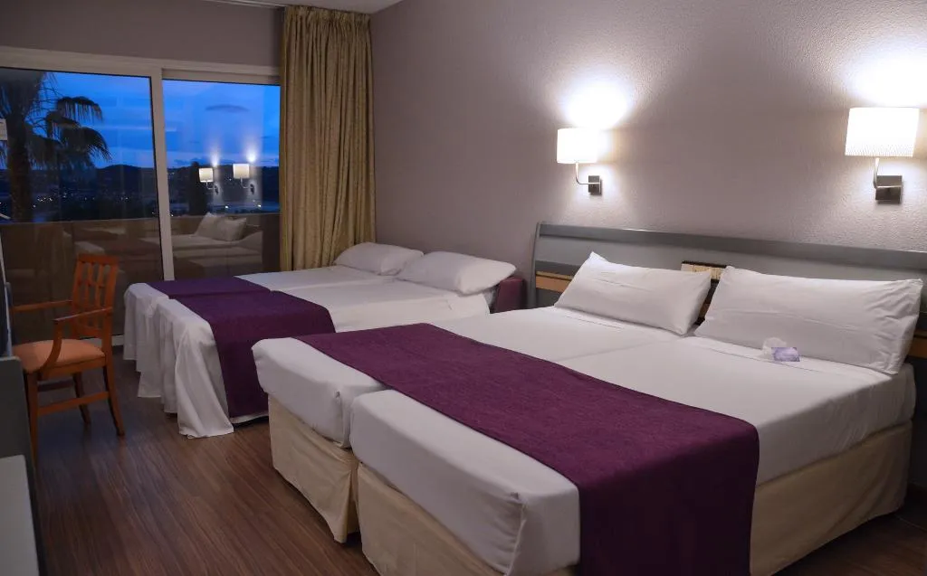 FAMILY ROOM CAPACITY 4 Room, Beatriz Toledo Auditorium & Spa, Madrid