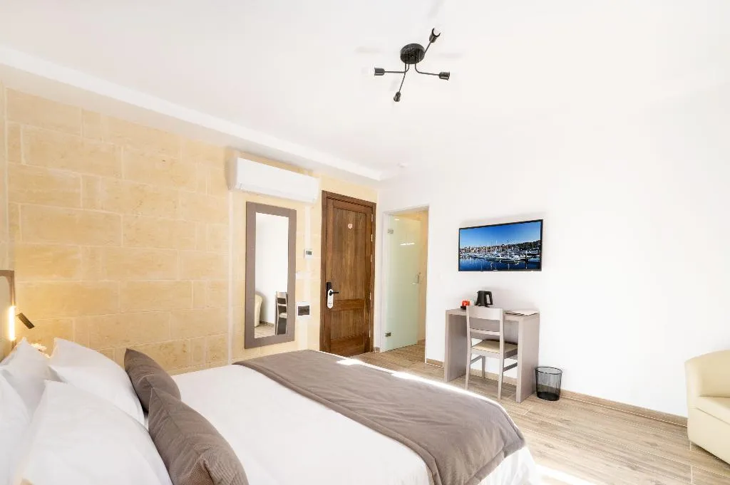 DOUBLE WITH BALCONY Room, C4 Retreats Gozo, Gozo