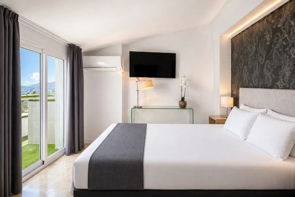 QUADRUPLE STANDARD Room, Abril, Costa Del Sol
