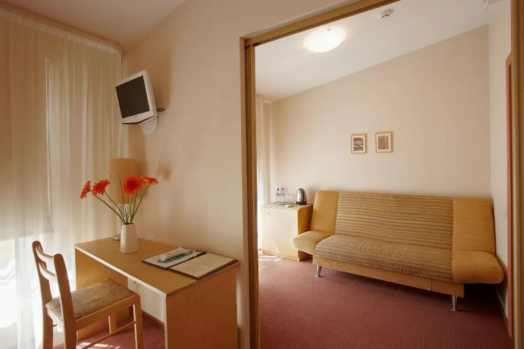 Room, Edvards, Riga