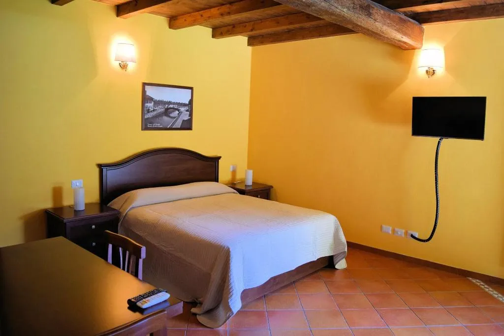 Room, Corte Certosina, Milan